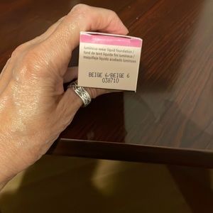 Beige 6 Luminous Wear Foundation